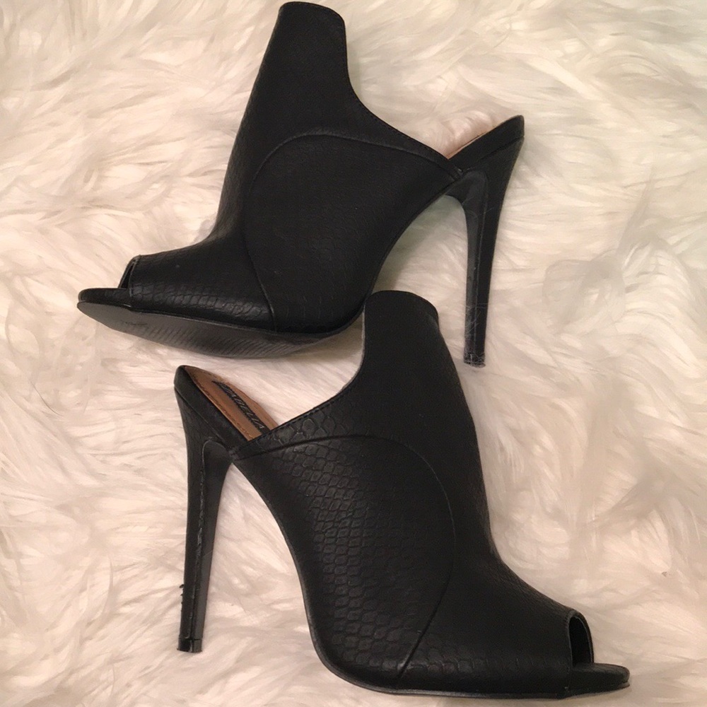 Izabella Rue Maryl Black Mules